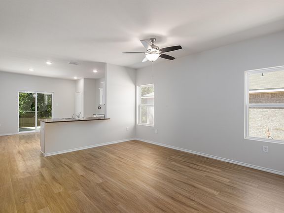 2nd image of 2703 Southern Oaks Dr