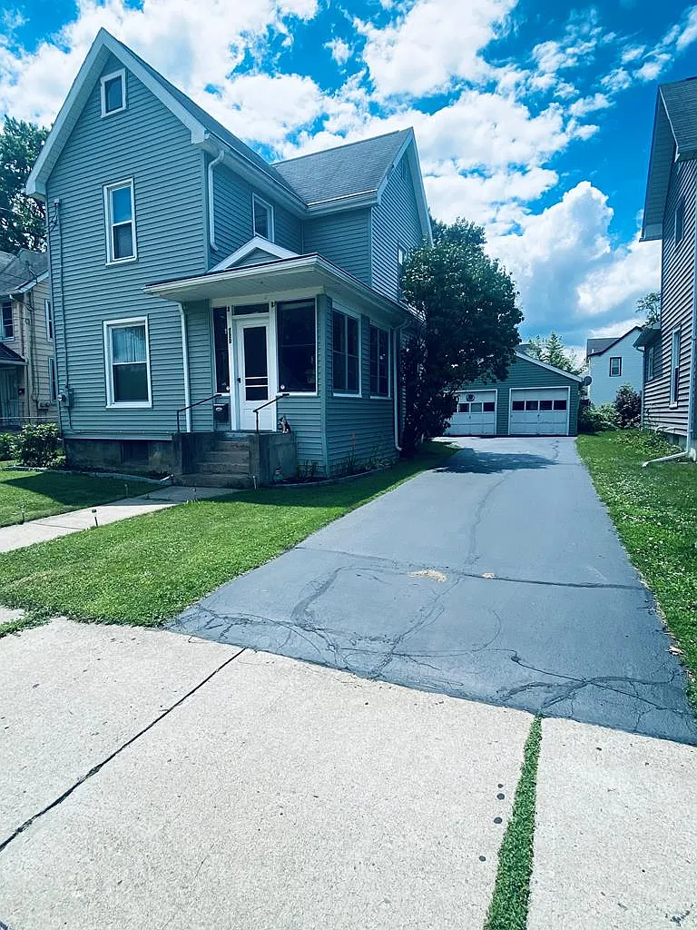 720 Kinyon St photo 1