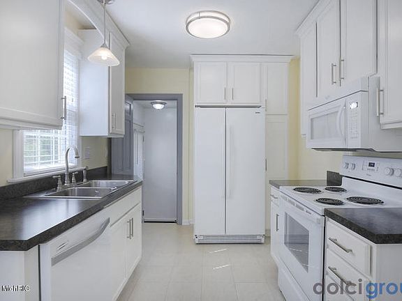 5th image of 2883 Botsford Pl NE