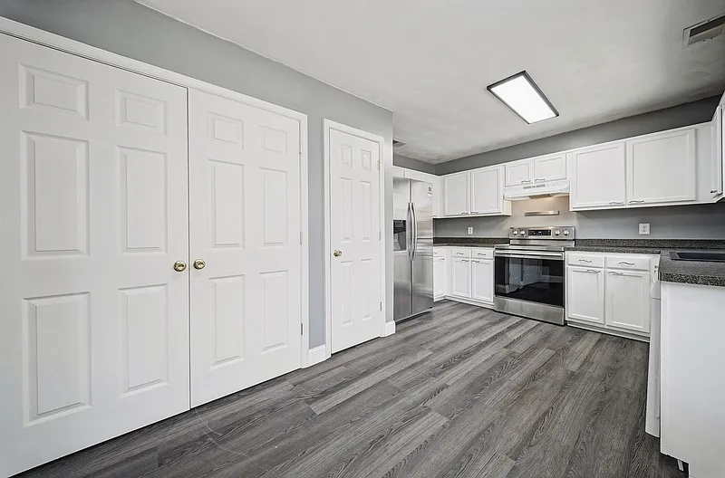 3 bed, 2.5 bath, 1558 sqft, $2,400 — Photo 2