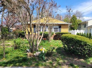 8 Sintsink Dr W, Port Washington, NY 11050
