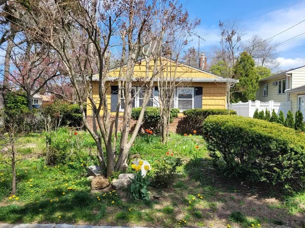 8 Sintsink Drive W, Port Washington, NY 11050