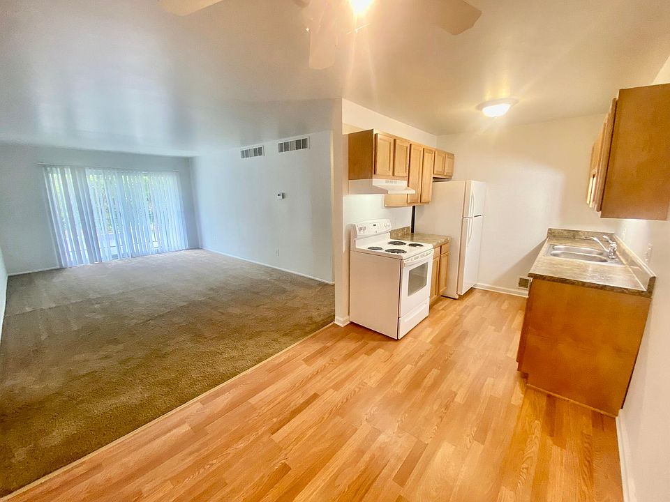 1st image of 2710 Golfside Dr #109