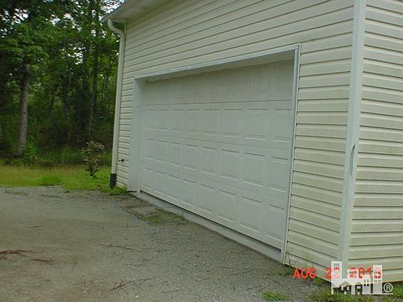 4th image of 821 Glenn Oak Drive