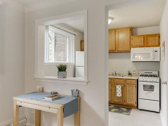 2nd image of 656 Ashland Ave APT 2