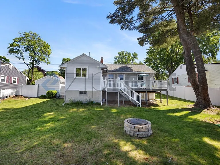 371 Salem St — Photo 25
