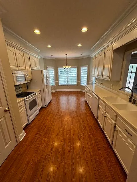 3 bed, 2.0 bath, 2429 sqft, $2,150 — Photo 4