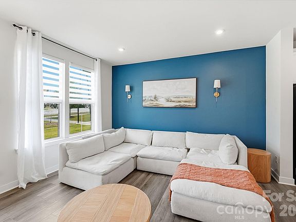 4th image of 1063 Simcoe Ln