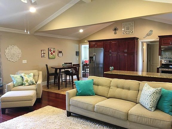 3rd image of 43415 Vinsetta Dr
