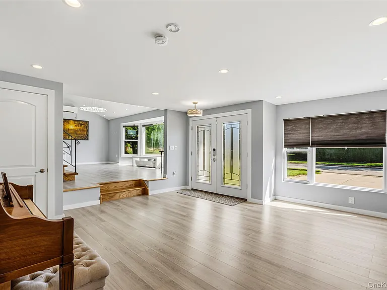 31 Sutton Hill Ln — Photo 6