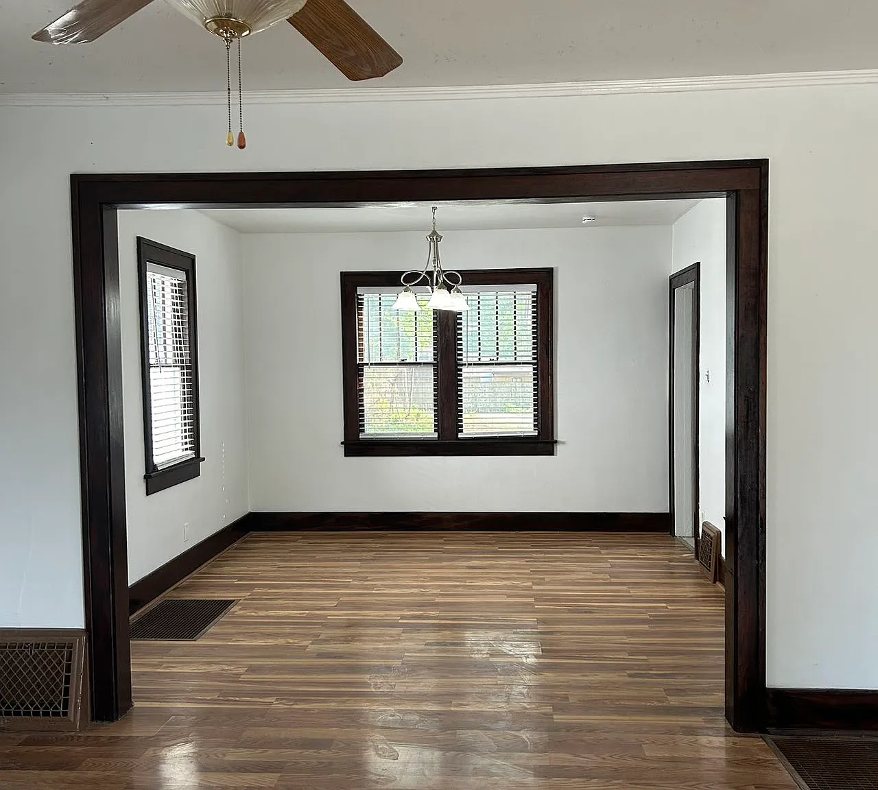3 bed, 1352 sqft, $1,320 — Photo 2
