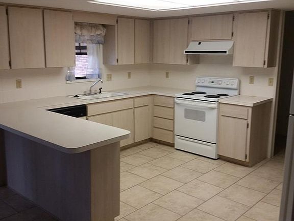3rd image of 1547 N Wintergreen Ter