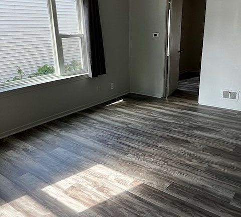 5th image of 3101 Montrose Ave