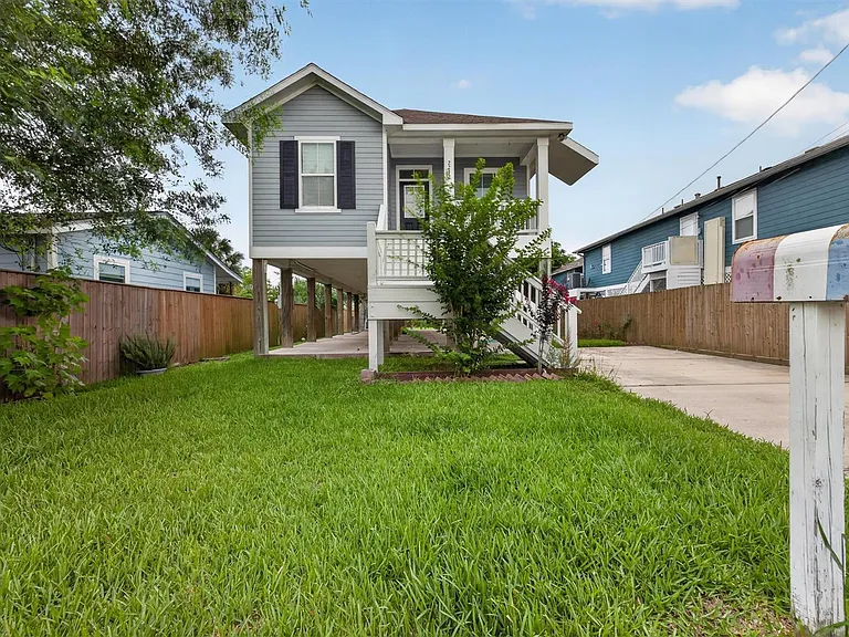 2212 Victory St — Photo 1