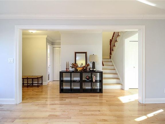 3rd image of 13 Kings Park Dr