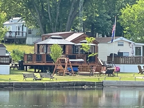 5/408 Woodhaven Lakes, Sublette, IL 61367