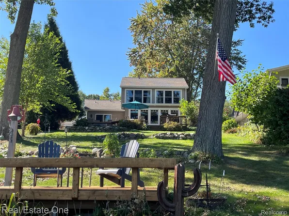 10438 King Rd, Davisburg, MI 48350