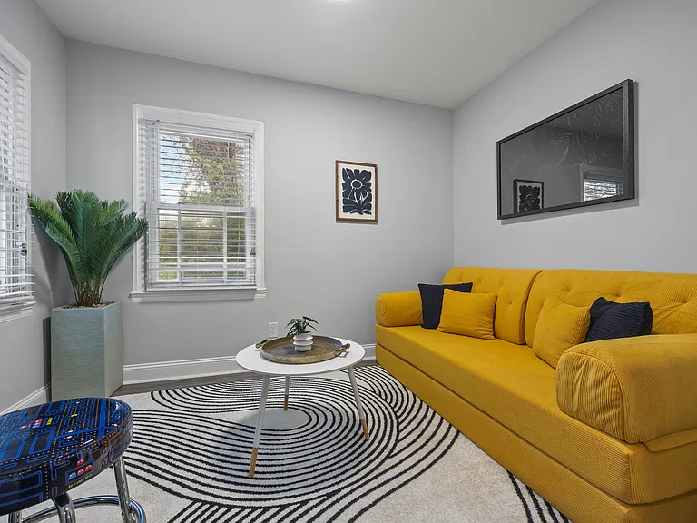 547 Erin Ave SW — Photo 2
