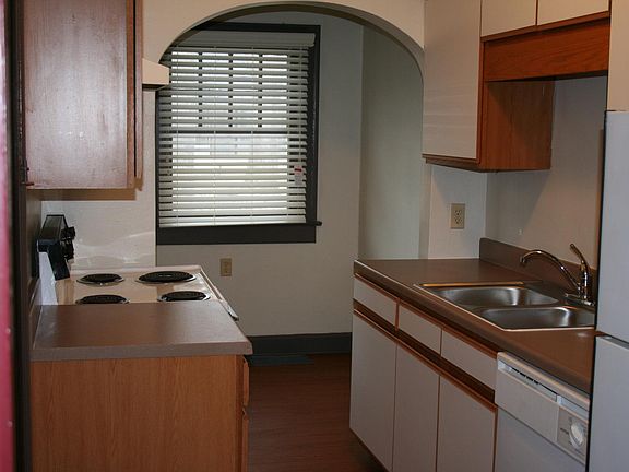 2nd image of 826 E 61st St