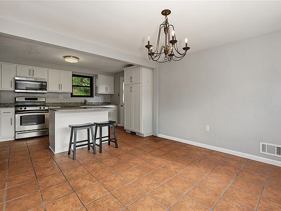 5th image of 2724 Dwight Ave