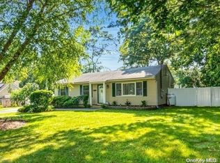 559 Rowlinson Dr, Shirley, NY