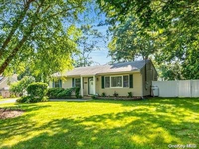 559 Rowlinson Drive, Shirley, NY, 11967