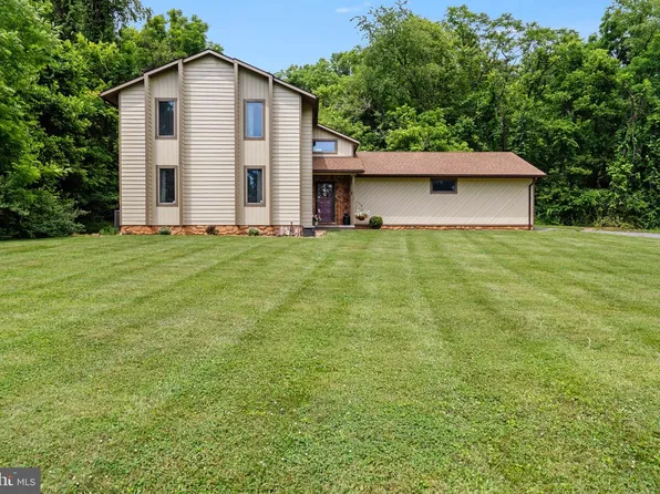 903 Colston Dr, Falling Waters, WV 25419