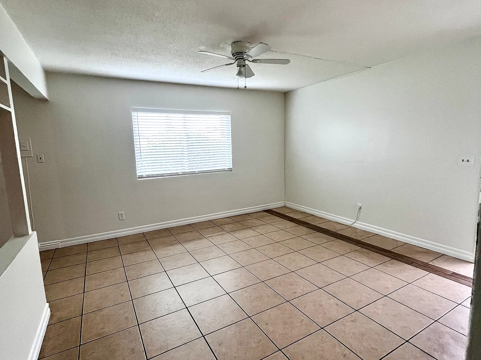 2 bed, 800 sqft, $2,400 — Photo 2