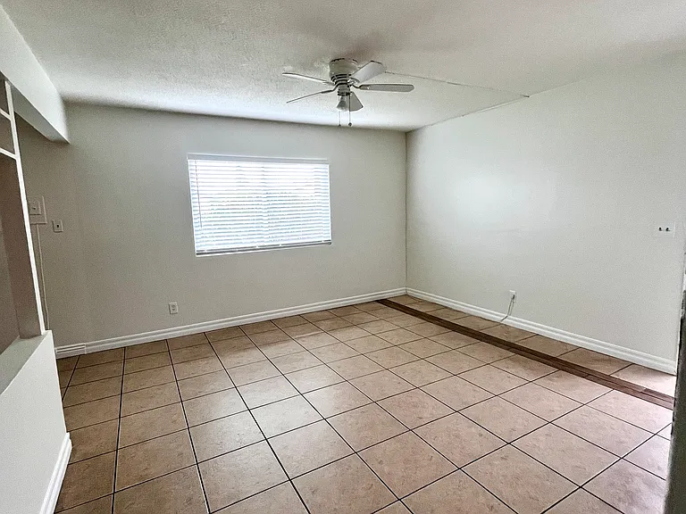 1909 W Myrtle St #1 — Photo 2