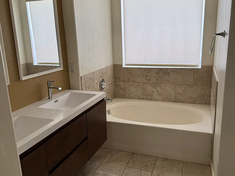 1727 E Pontiac Dr — Photo 20