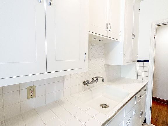 5th image of 26 W 22nd St #303