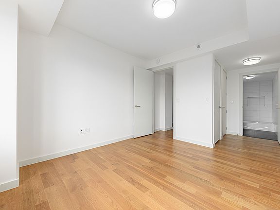 5th image of 31-43 Vernon Blvd #702