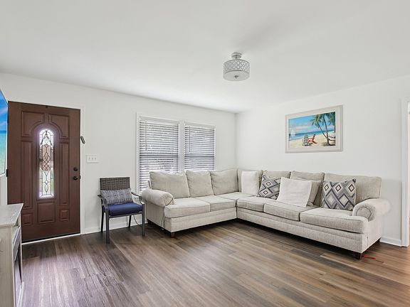 4th image of 976 Long Beech Dr
