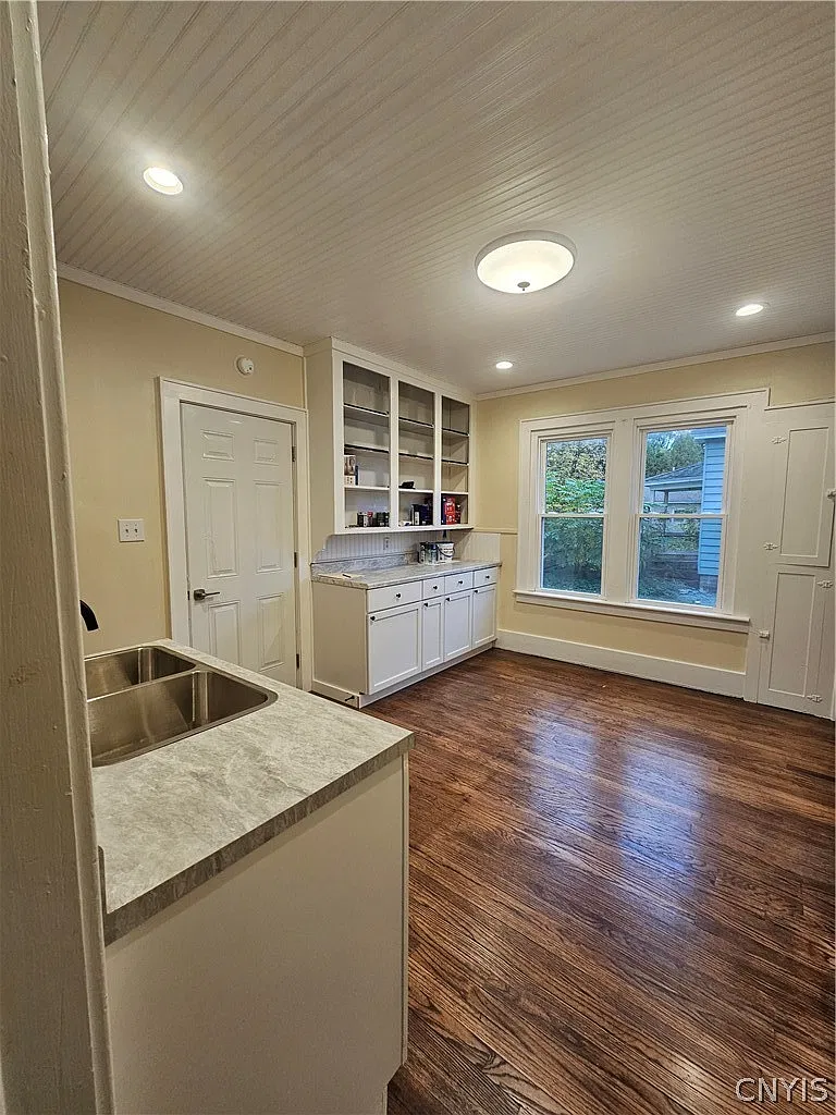 3 bed, 1.0 bath, 4040 sqft, $1,500 — Photo 4