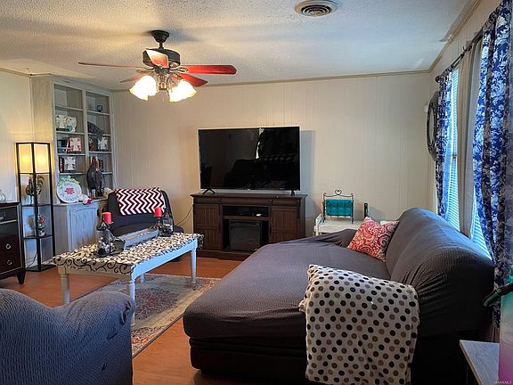 3rd image of 218 Bowling Green Dr
