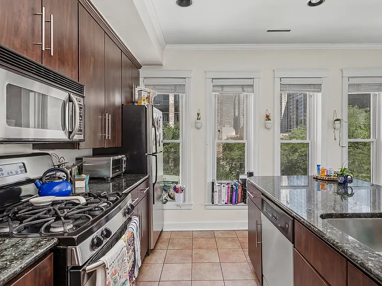 104 W Oak St #4 — Photo 11