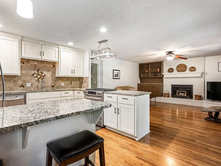 2917 N Mayberry Ln — Photo 3