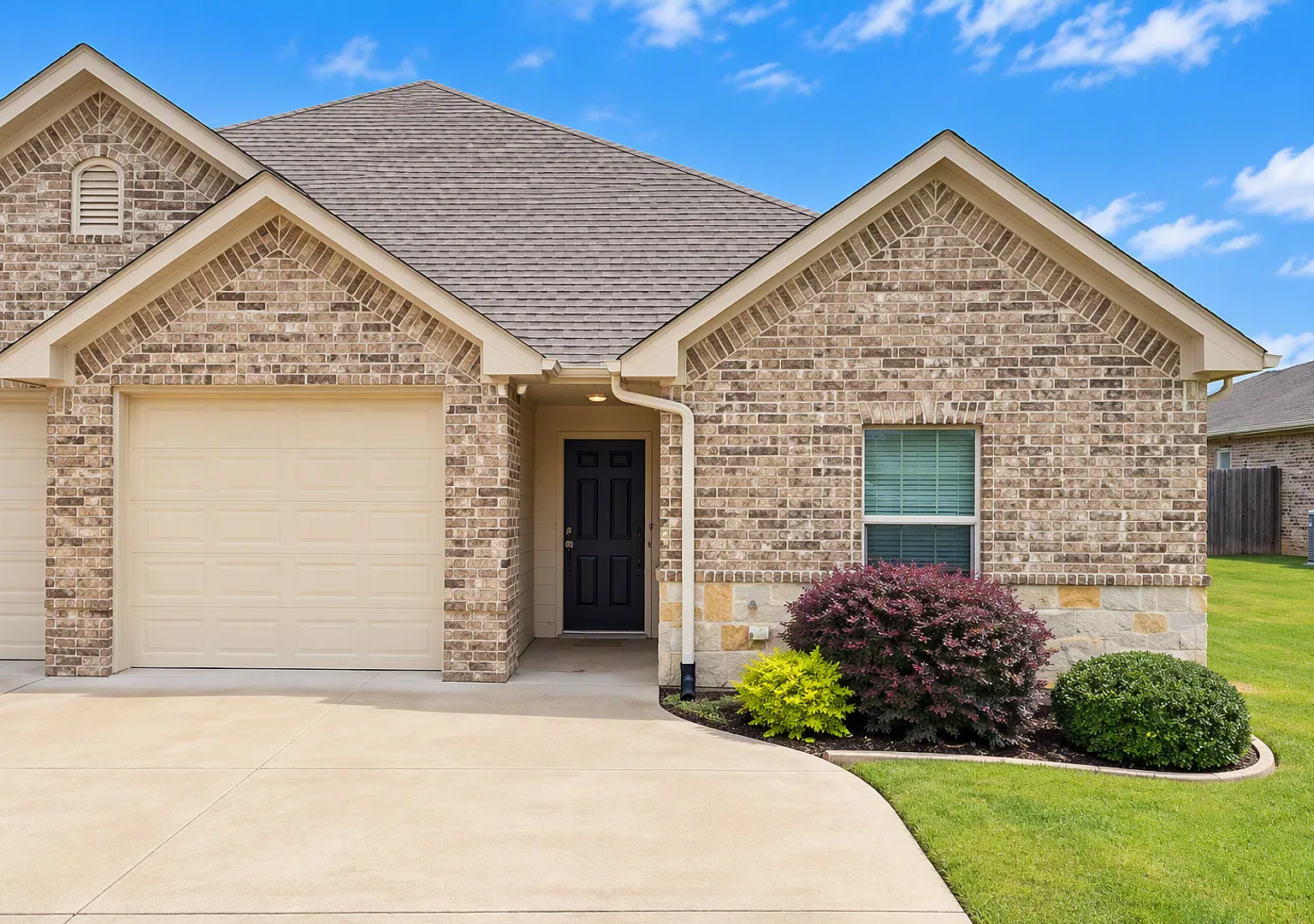 3921 Mobley Cir — Photo 1