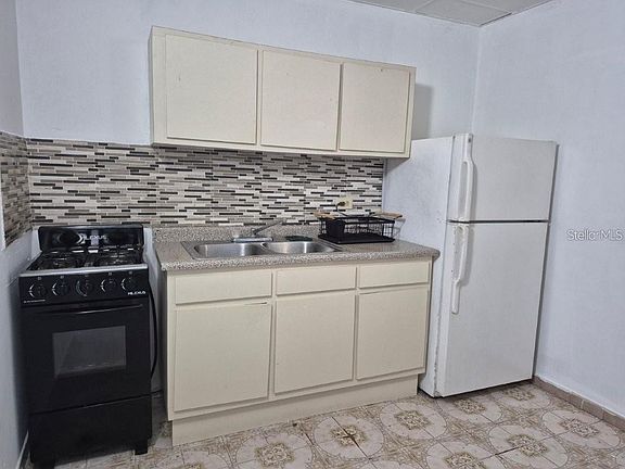 3rd image of 448 Calle Alcides Reyes