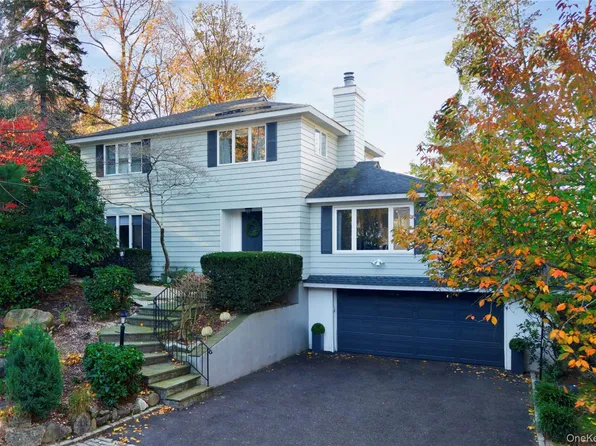 24 Hillcrest Avenue, Roslyn, NY 11576