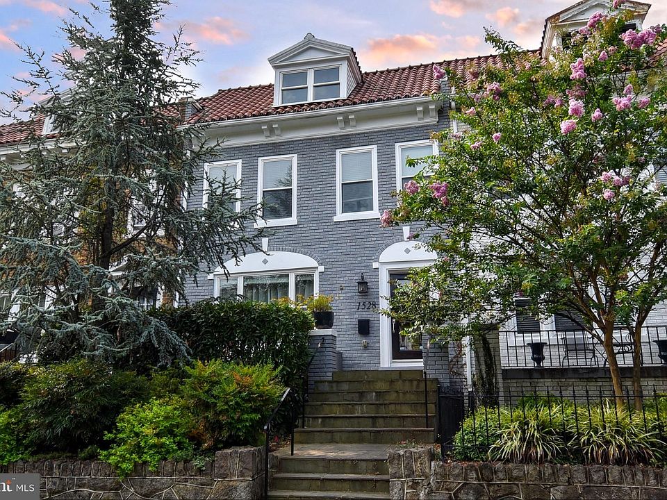 1st image of 1528 Spring Pl NW