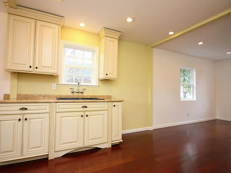 1151 Corby Ave — Photo 8