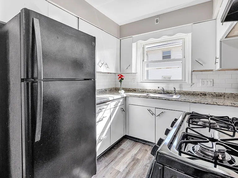 134 Alexander Ave — Photo 2