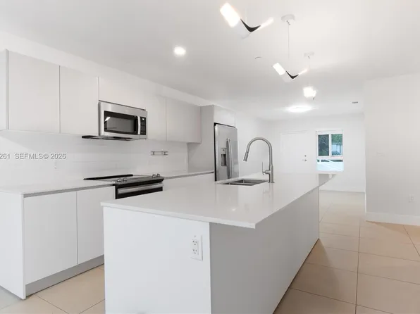 2555 193rd St #2102, Miami, FL 33180