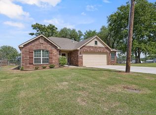 3805 S Walnut Creek Dr, Sand Springs, OK 74063