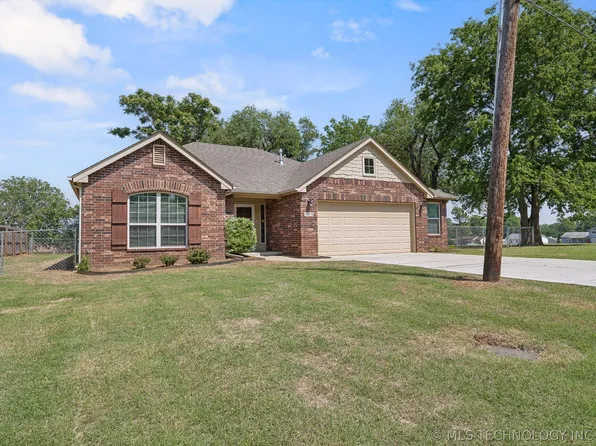 3805 S Walnut Creek Dr, Sand Springs, OK 74063