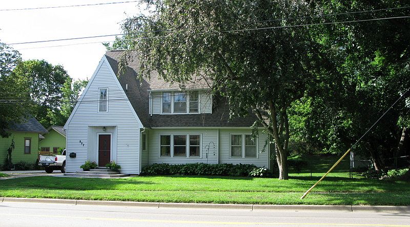 1st image of 827 E Michigan Ave