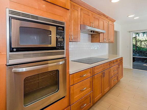 5th image of 606 Sand Hill Cir