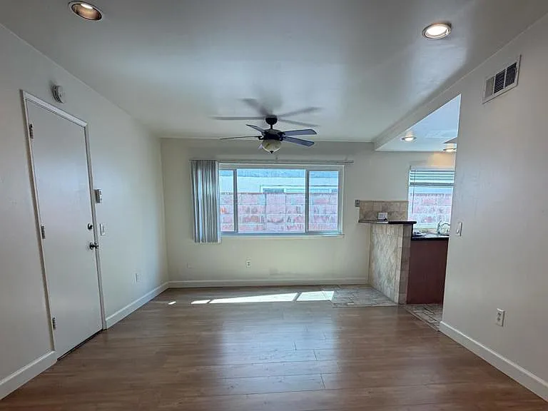 11546 Wyandotte St — Photo 12
