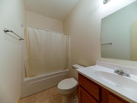 5th image of 878 Derry Dr